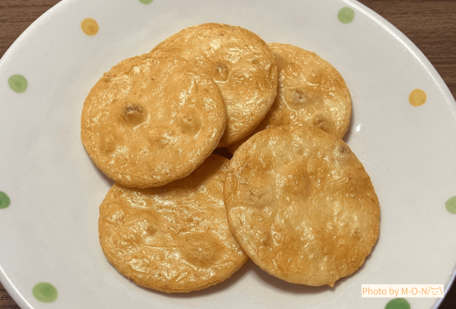 味泉のみちのく小丸せんべいしょうゆをお皿に出したところ