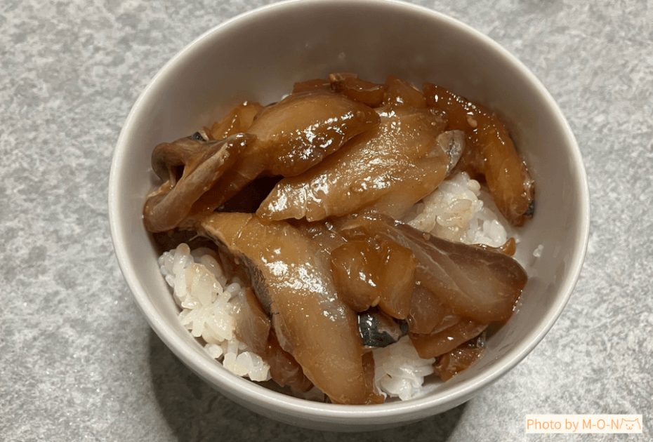 APホールディングス優待のアジごまだれ漬けをご飯にのせたところ