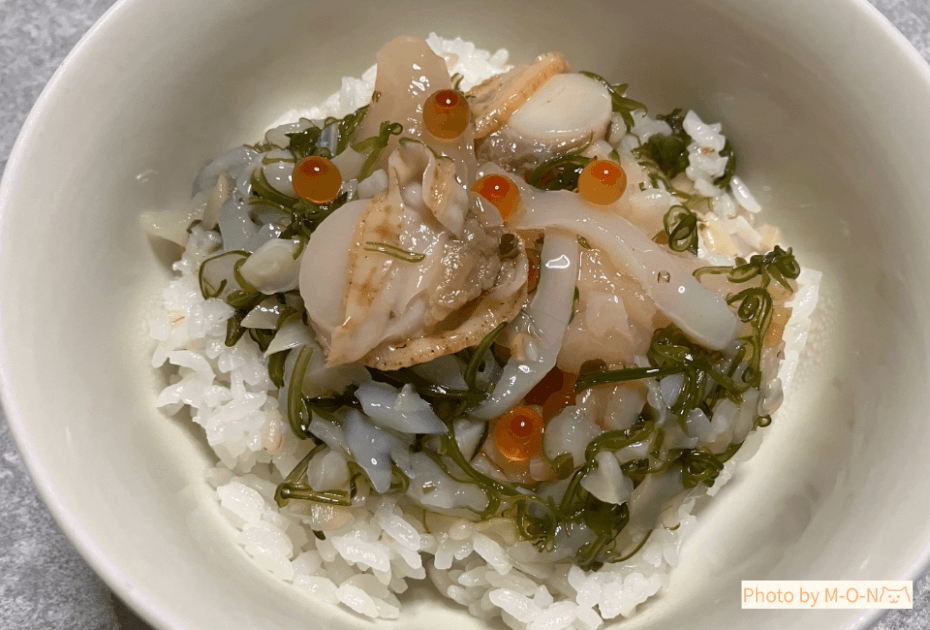 APホールディングス優待の水産品セットに入っている三陸ぶっかけ丼 ホタテをご飯の上にのせたところ