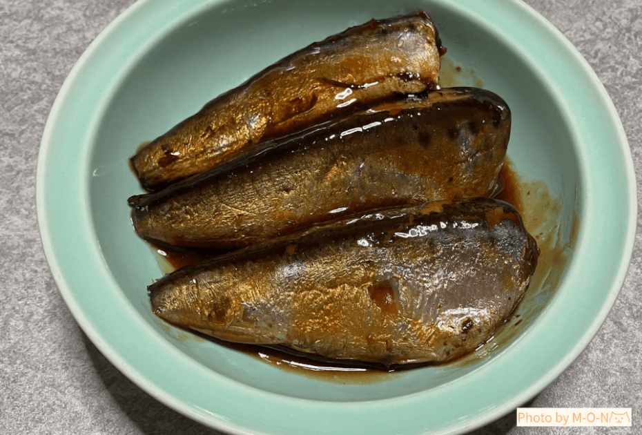 APホールディングス優待のいわし生姜煮を皿に盛ったところ