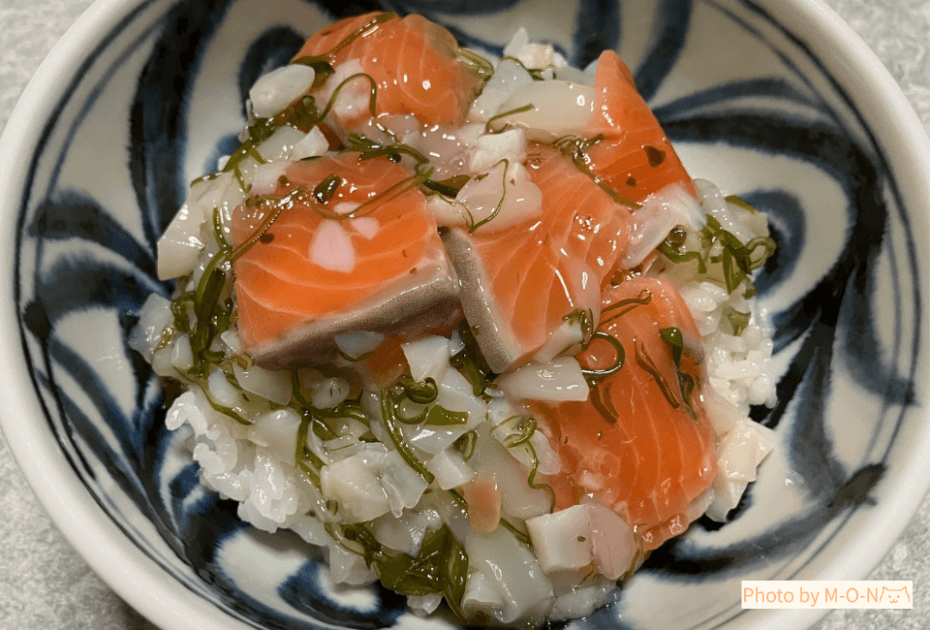 APホールディングス優待の海の幸セットに入っている三陸ぶっかけ丼 銀鮭をご飯にのせたところ