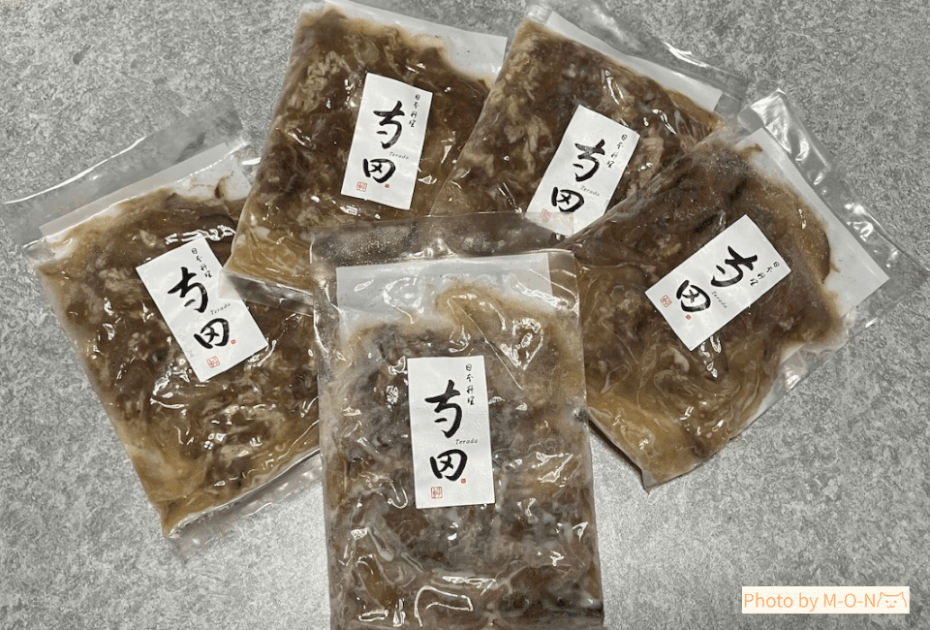 ヒューリック優待で頼んだ日本料理寺田の牛丼の具5袋をテーブルに並べたところ