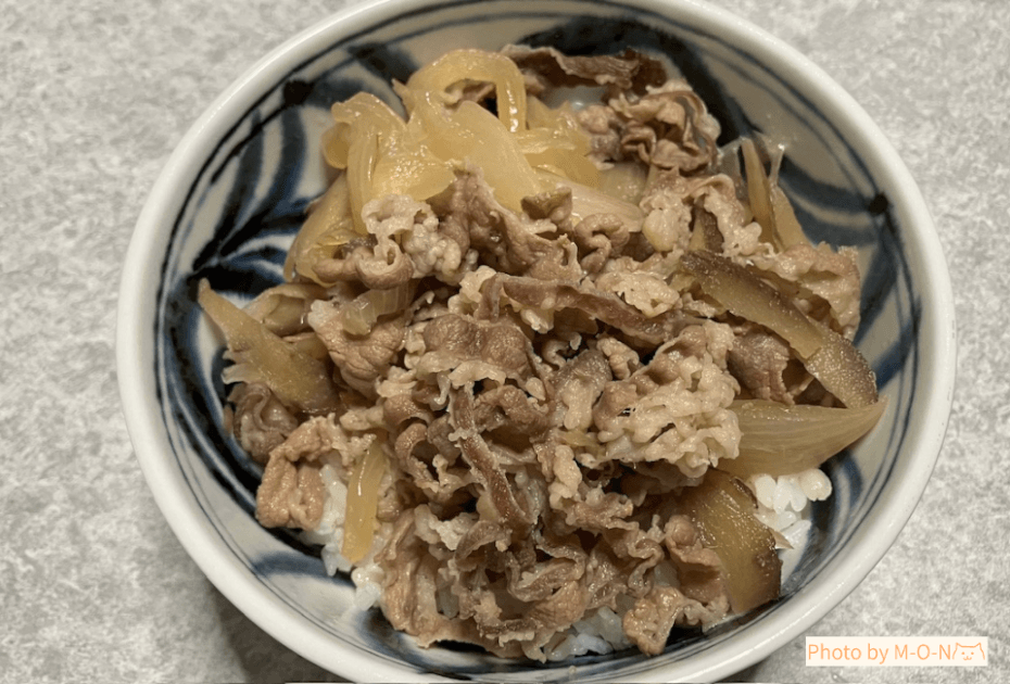 ヒューリック優待で頼んだ日本料理寺田の牛丼の具を湯煎してご飯にのせたところ