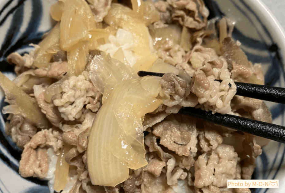 ヒューリック優待で頼んだ日本料理寺田の牛丼の具をご飯にのせたものを箸ですくうところ