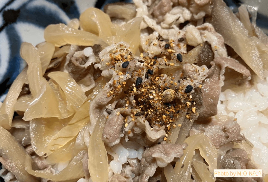 ヒューリック優待で頼んだ日本料理寺田の牛丼の具をご飯にのせて七味唐辛子をかけたところ