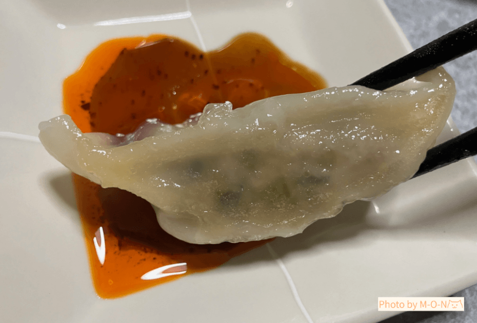 ヒューリック優待で頼んだ五つ星餃子合挽を焼いてタレにつけているところ