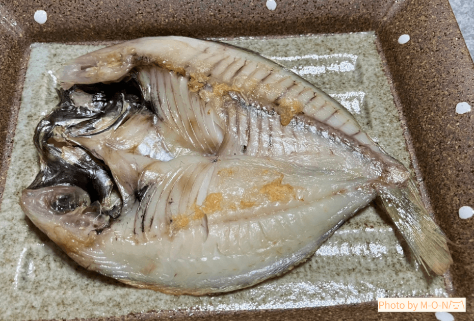 ヒューリック株主優待カタログで頼んだ釜鶴の干物詰合せの中のえぼ鯛を焼いてお皿にのせたところ