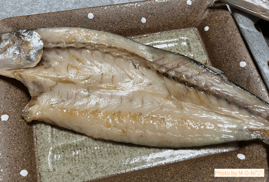 ヒューリック株主優待カタログで頼んだ釜鶴の干物詰合せの中のかますを焼いてお皿にのせたところ