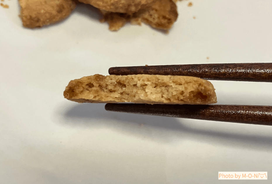 南出製粉所の国産米粉クッキー黒糖くるみの断面図