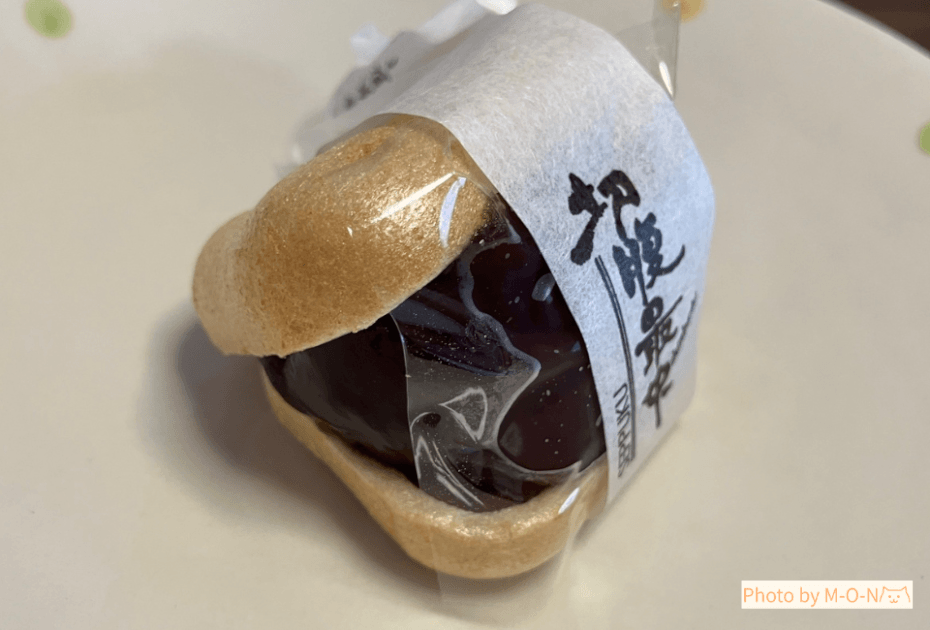 新正堂の切腹最中を取り出してお皿にのせて斜め横から撮影した画像