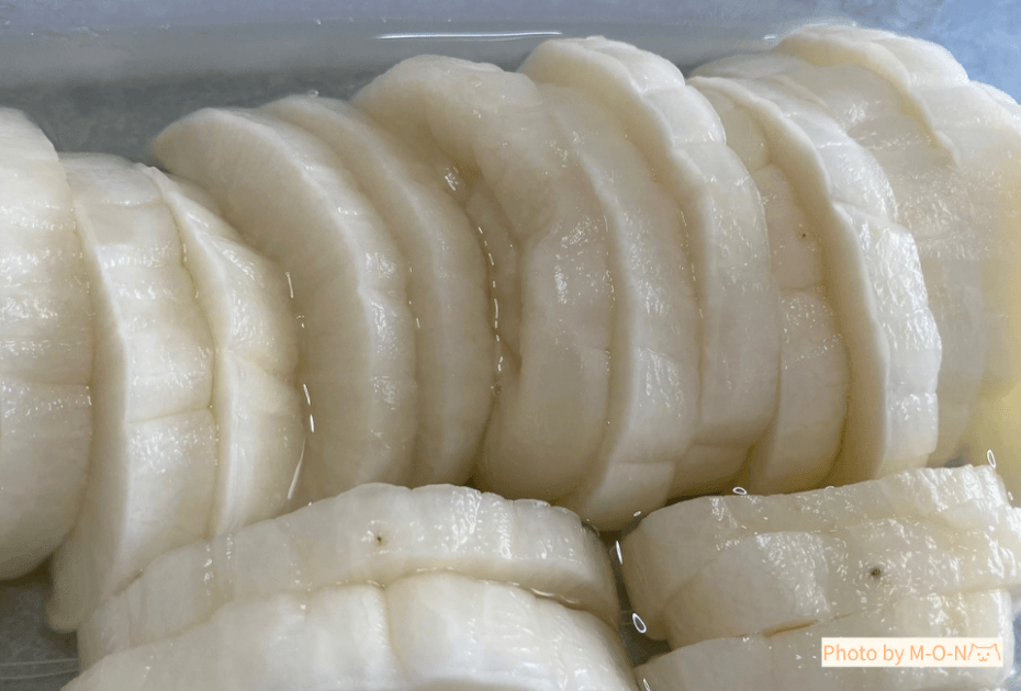 グリンリーフの半割り糖しぼり大根を切ってタッパーに入れたもの