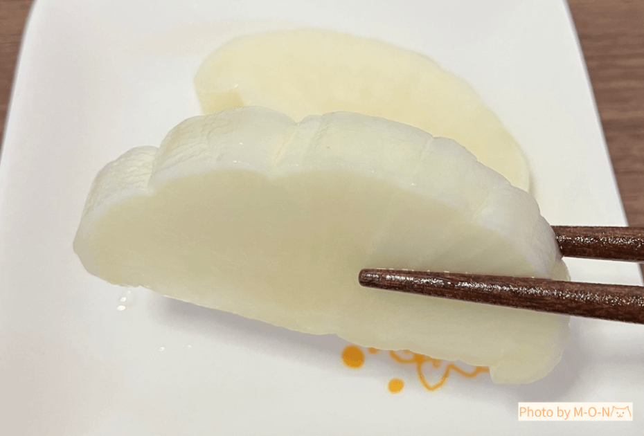 グリンリーフの半割り糖しぼり大根を切って皿にのせ箸でつかんだところ